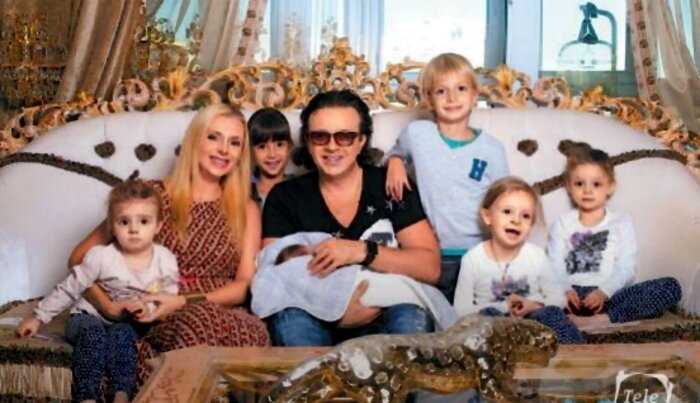 «Не забывай, кто в будку кость кидает»: Рома Жуков пригрозил жене оставить ее с детьми на улице