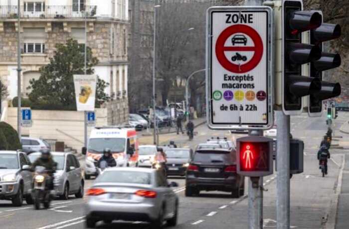«Теперь равенство во всем»: в Женеве пешеходные знаки поделили по половому признаку