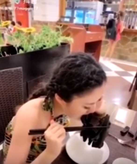 «Теперь понятно откуда вирус»: видео китаянки, пожирающей летучую мышь, шокировало соц-сети