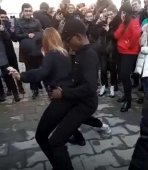 Во Владикавказе девушке пришлось извиниться за страстный танец с африканцем