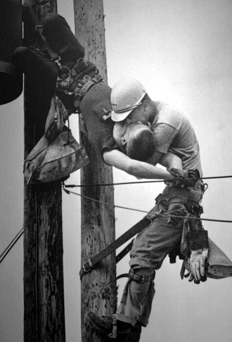«Поцелуй жизни»: история самой удивительной фотографии 20-го века
