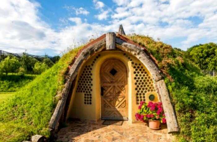 «Настоящий Фродо Бэггинс»: житель Словении построил себе личный домик хоббита