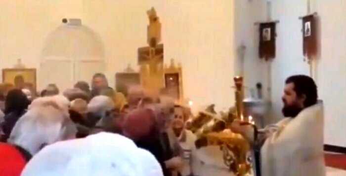 «Быстро и эффективно»: в храме РПЦ прихожан окропили струей из шланга