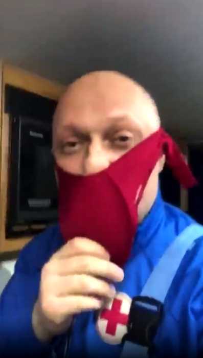 «Коронавирусу конец!»: Куценко сделал маску из лифчика, снятого с Риз Уизерсупун