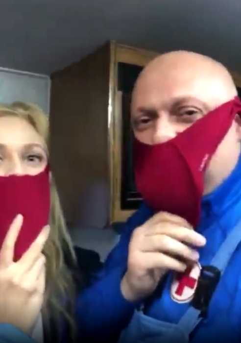 «Коронавирусу конец!»: Куценко сделал маску из лифчика, снятого с Риз Уизерсупун