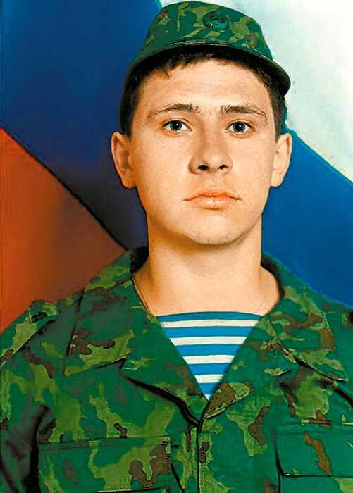 6 фото о том, как российские знаменитости выглядели в армии
