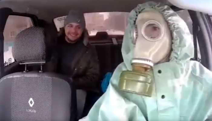 «Береженного Бог бережет»: омский таксист максимально обезопасился от коронавируса
