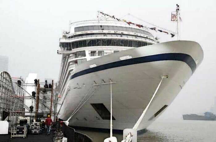 «Круизный плен»: что происходит на лайнере, пассажиры которого оказались в ловушке коронавируса