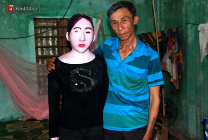 «Любовь до гроба и дальше»: во Вьетнаме мужчина продолжает жить с останками жены
