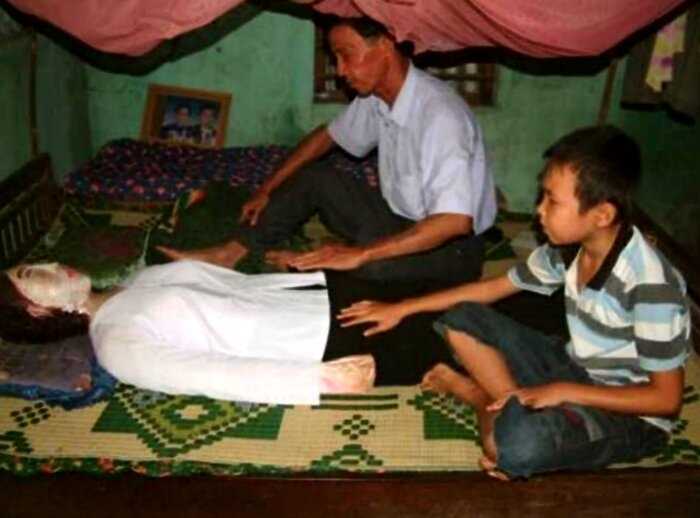 «Любовь до гроба и дальше»: во Вьетнаме мужчина продолжает жить с останками жены