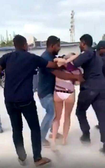 На Мальдивах британку скрутили и задержали за ношение бикини на пляже