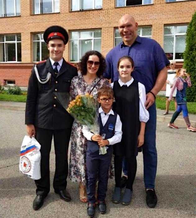 Как сложилась семейная жизнь Николая Валуева и какими он вырастил детей