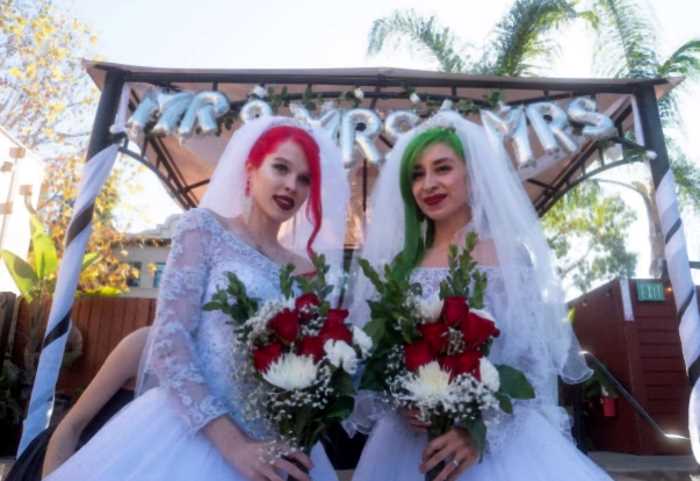 «Сообразили на троих»: в США две девушки вышли замуж за одного парня
