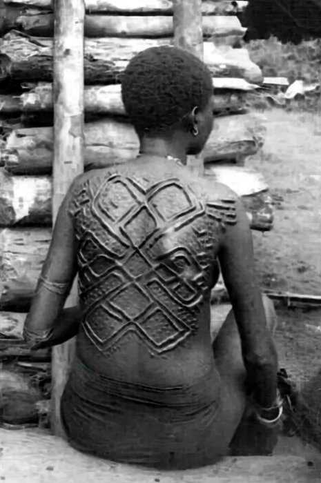 «Для них это красиво»: кадры ритуального шрамирования народов Африки