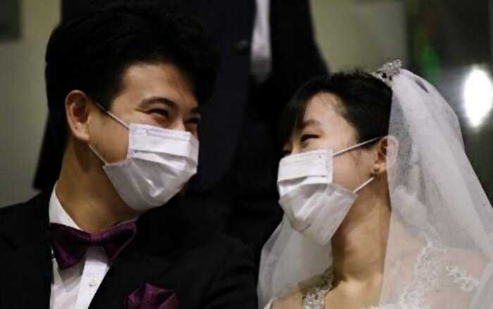 «Платья, букеты и маски»: в Южной Корее прошла массовая свадьба вопреки короновирусу