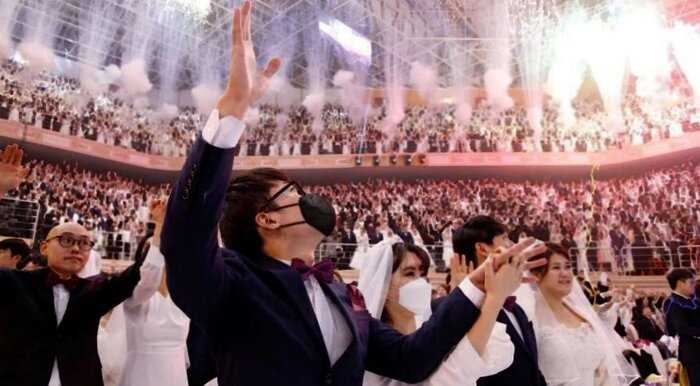 «Платья, букеты и маски»: в Южной Корее прошла массовая свадьба вопреки короновирусу