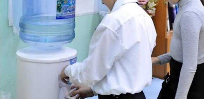В школе первокласснику запретили пить воду, потому что его мама не сдала деньги