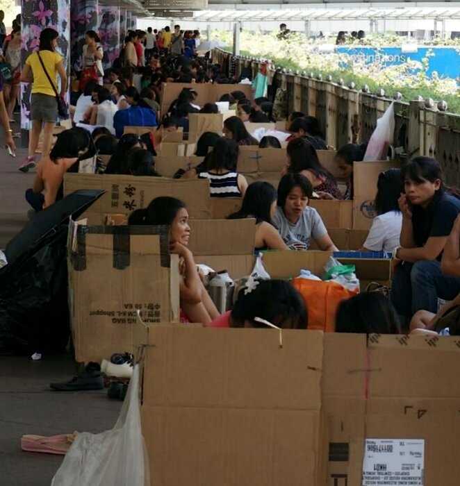 Почему тысячи женщин в Гонконге предпочитают спать на улицах в коробках