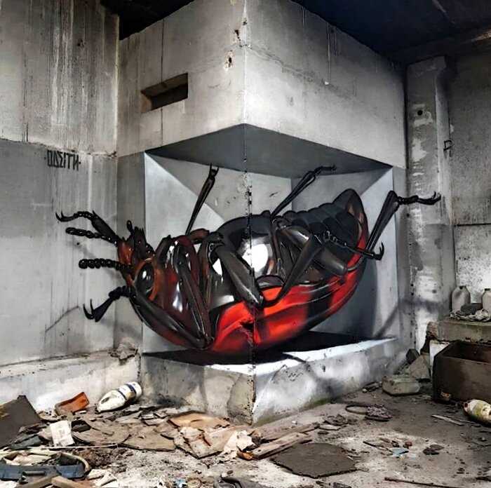 Художник рисует гигантских насекомых на стенах, которые пугают прохожих