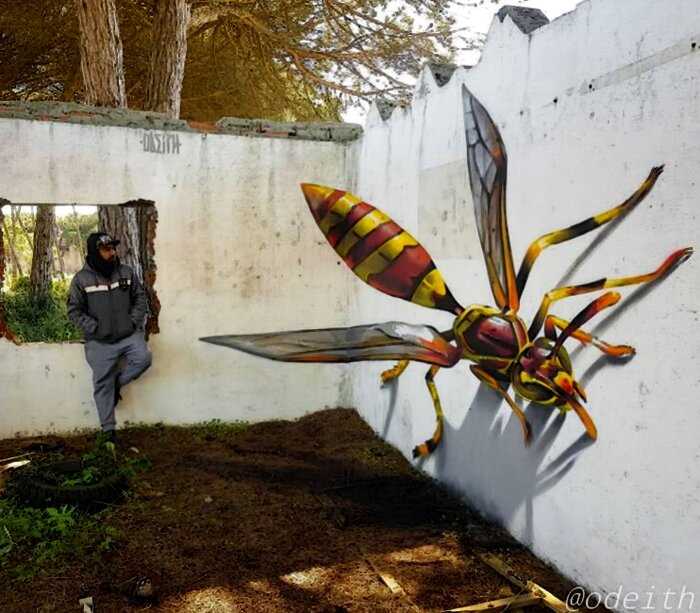 Художник рисует гигантских насекомых на стенах, которые пугают прохожих