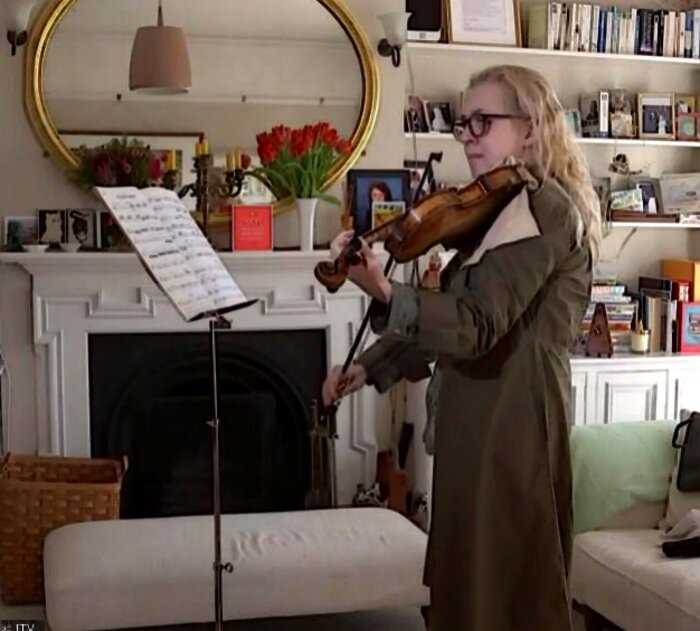 «Музыка поможет»: британка сыграла на скрипке во время удаления опухоли мозга