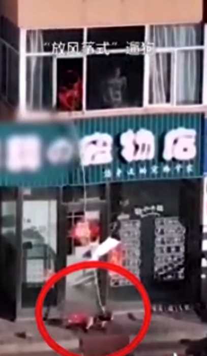 В Китае из-за коронавируса люди начали выгуливать собак с балконов