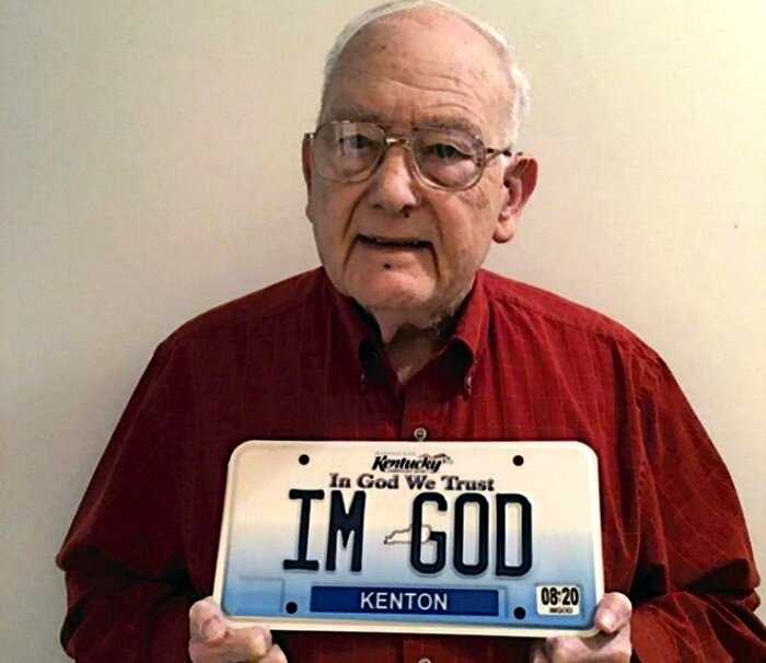 Американец засудил правительство за отказ выдать ему номерной знак «Я Бог»
