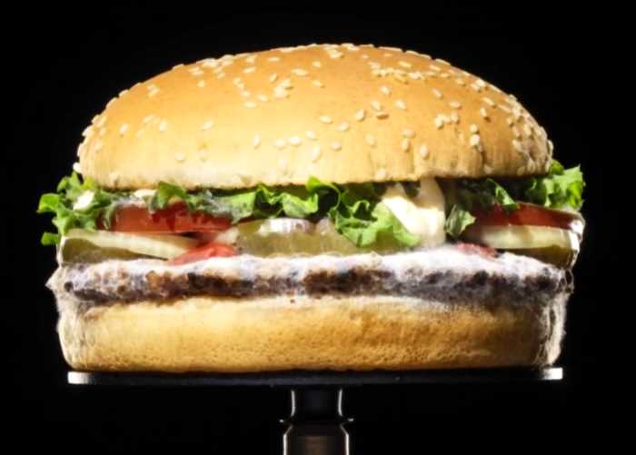 Бургер Кинг выпустили рекламу, показывающую, как выглядит их бургер через месяц
