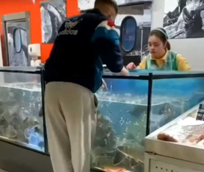 Белорус полез в аквариум, чтобы достать кольцо отказавшей ему девушки
