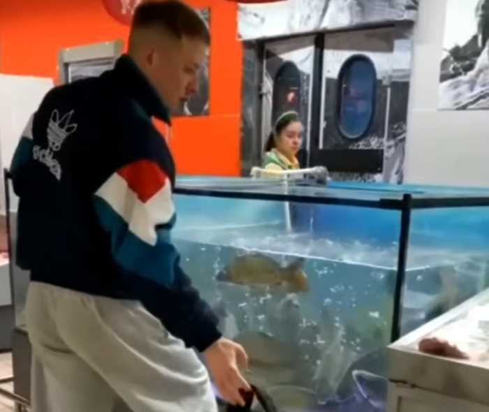 Белорус полез в аквариум, чтобы достать кольцо отказавшей ему девушки