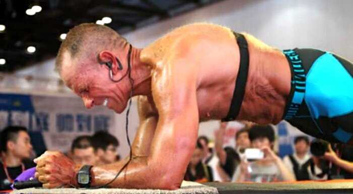 62-летний американец поставил рекорд, простояв в планке более 8 часов