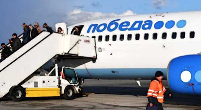 Пассажиры покорежили самолет “Победы” в отместку за платный багаж