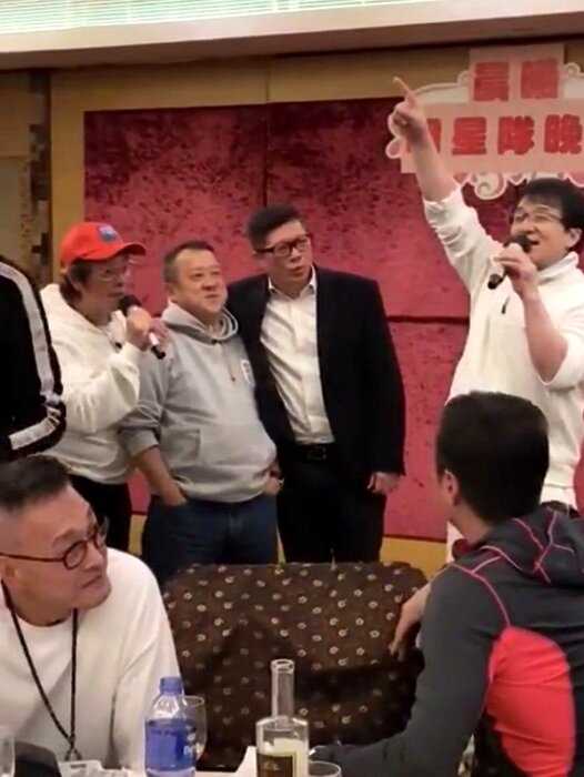 Джеки Чан заболел коронавирусом и готов отдать 1 миллион юаней за вакцину