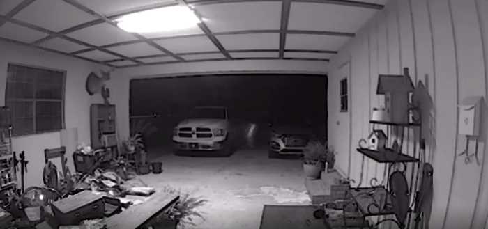 Камера наблюдения сняла настоящего призрака посреди ночи в гараже