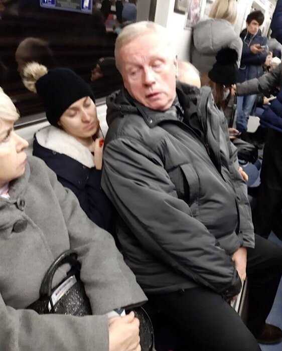 Пожилой мужчина проучил девушку, которая не уступила ему место в транспорте