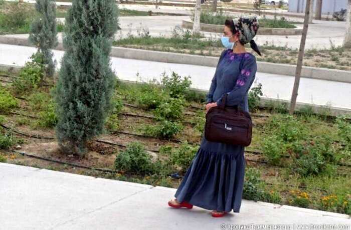 В Туркменистане женщину оштрафовали за ношение маски против коронавируса