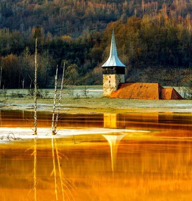 История затонувшей румынской деревни, на месте которой образовалось токсичное озеро