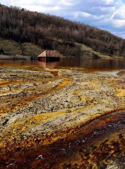 История затонувшей румынской деревни, на месте которой образовалось токсичное озеро