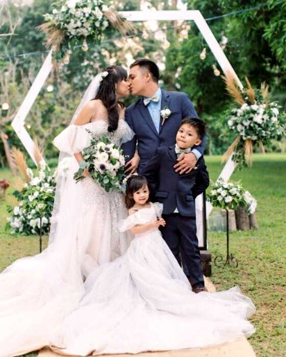 На Филиппинах прошла сказочная свадьба на фоне извергающегося вулкана