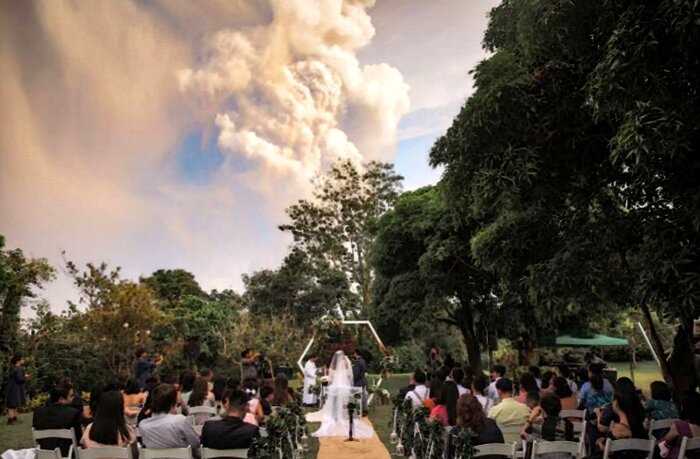 На Филиппинах прошла сказочная свадьба на фоне извергающегося вулкана