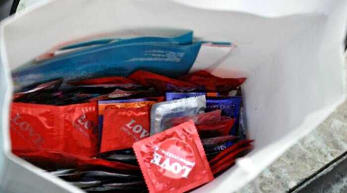 Жители Австралии в панике скупают презервативы от коронавируса