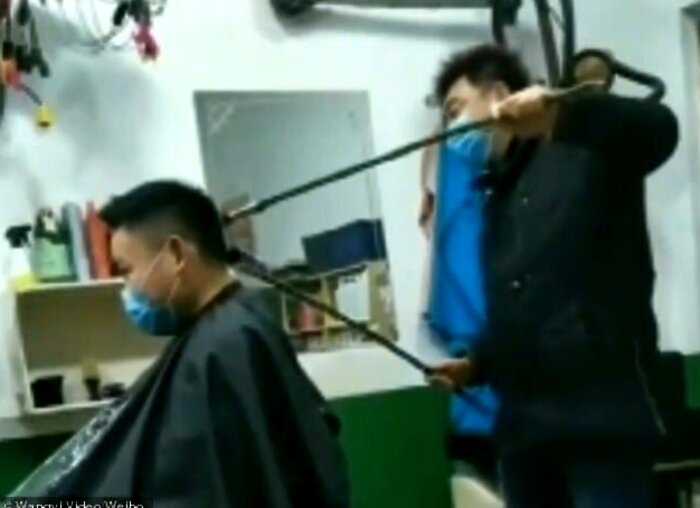 Китайские парикмахеры защищаются от коронавируса 1,5-метровыми расческами