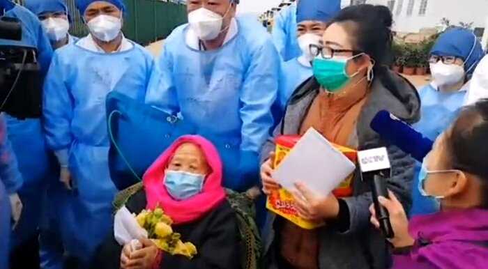Китайским врачам удалось излечить от коронавируса 101-летнего пенсионера