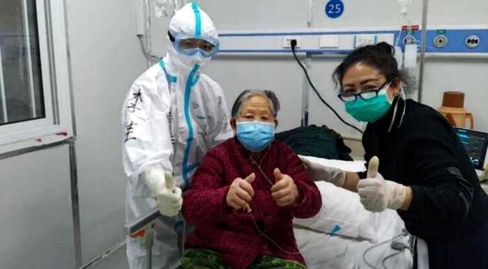 Китайским врачам удалось излечить от коронавируса 101-летнего пенсионера