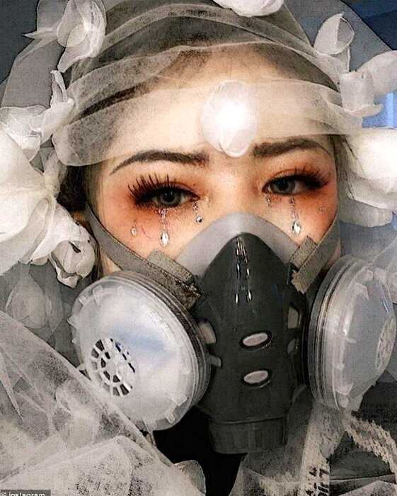 Новый челлендж #maskmakeup заставляет женщин обратить коронавирус в красоту