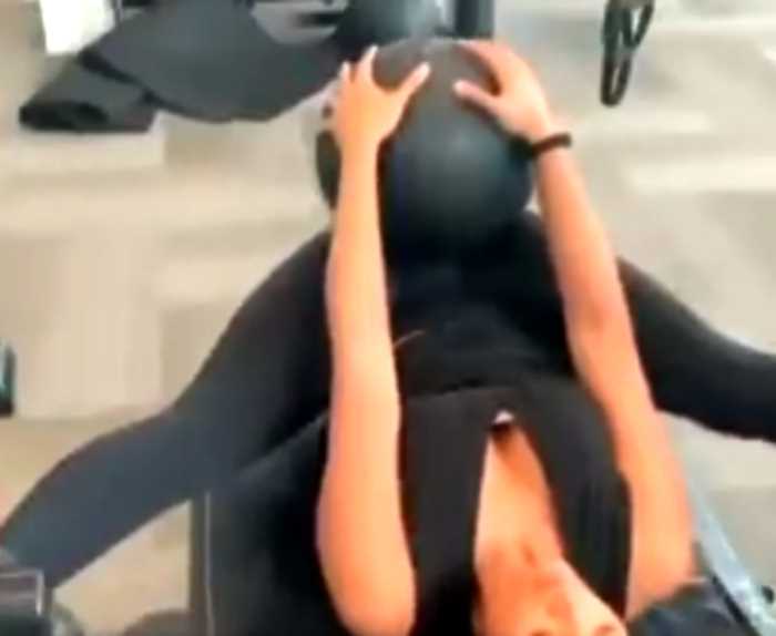 В сети недоумевают удивительному упражнению, которая девушка выполняла в зале