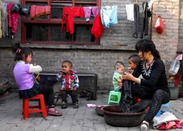 Китаянка отдала в детдом своего ребенка, что бы растить чужого ребенка-инвалида