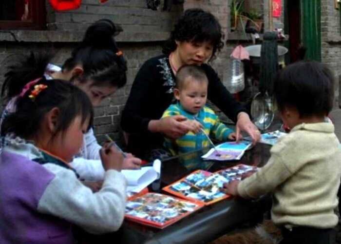 Китаянка отдала в детдом своего ребенка, что бы растить чужого ребенка-инвалида