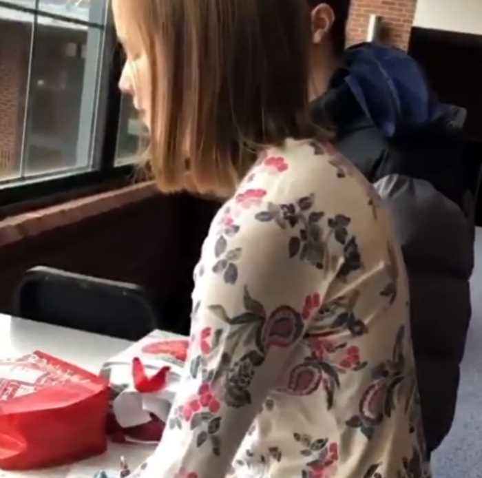 Видео с приглашением слепой девушки на выпускной растрогало соц-сети
