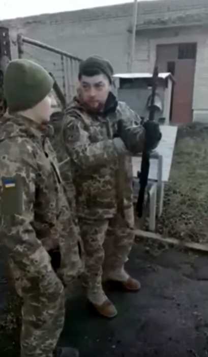 Украинский солдат попытался закинуть на плечо автомат, но что-то пошло не так